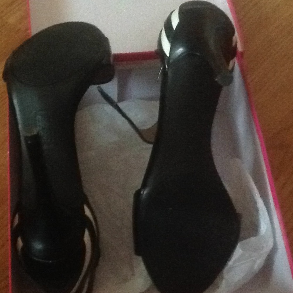 Shoes - Picture 5 of 6